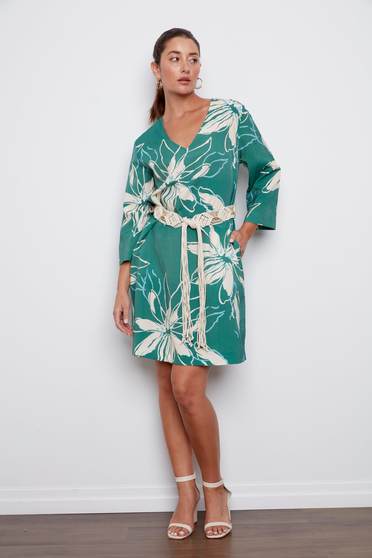 Cheyenne, robe imprimée avec encolure en "V" et ceinture en macramé