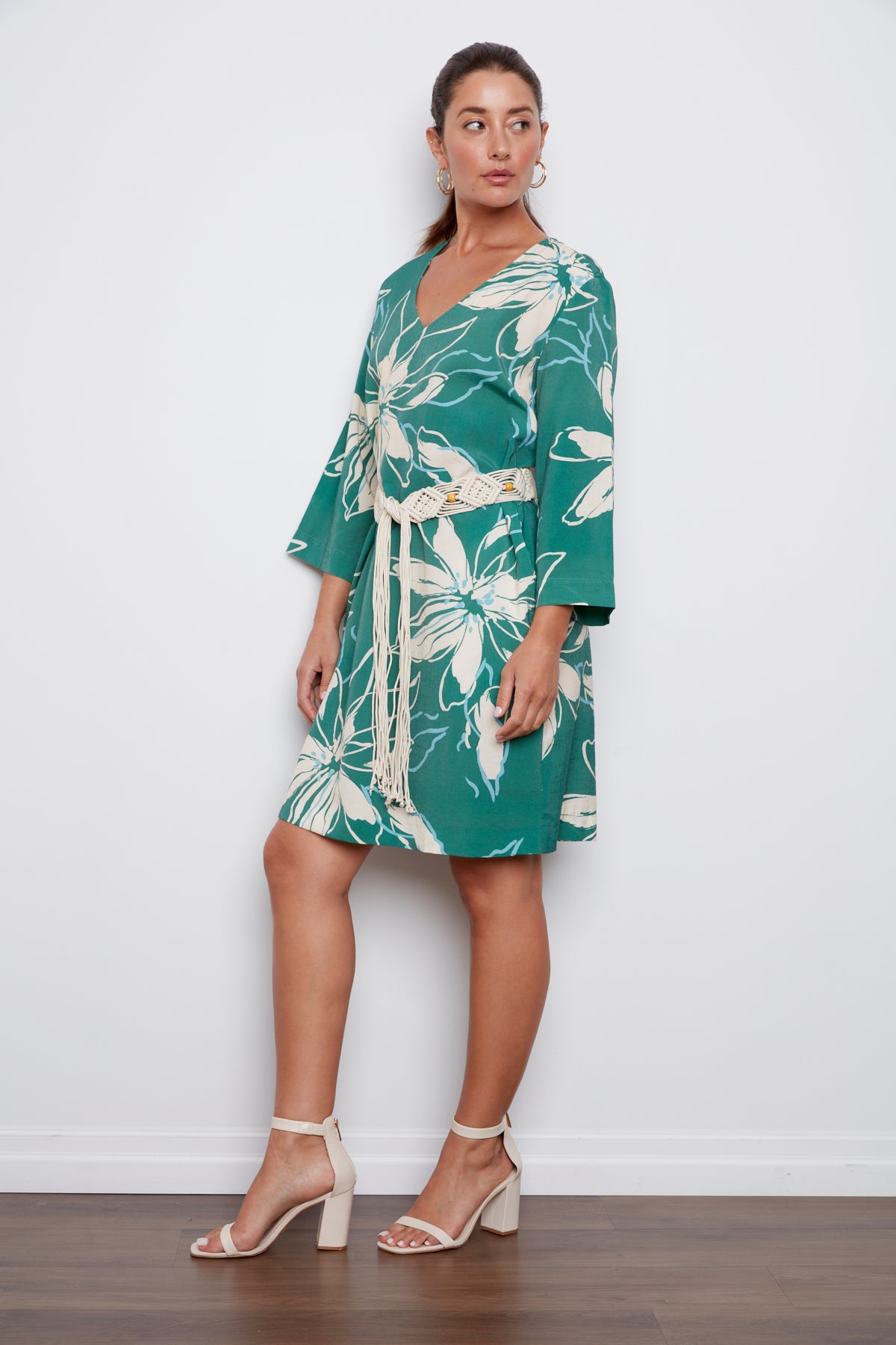 Cheyenne, robe imprimée avec encolure en "V" et ceinture en macramé