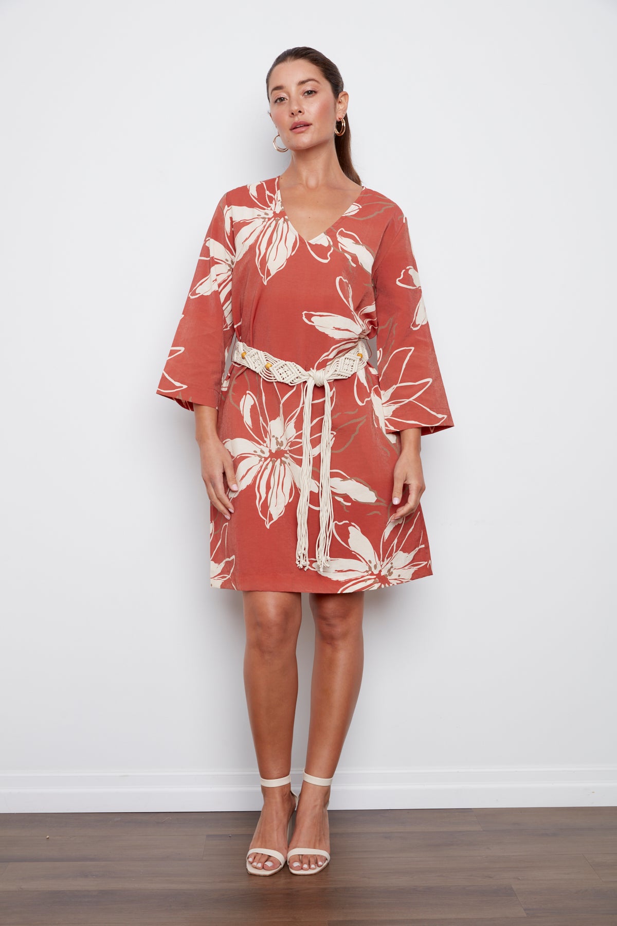 Cheyenne, robe imprimée avec encolure en "V" et ceinture en macramé