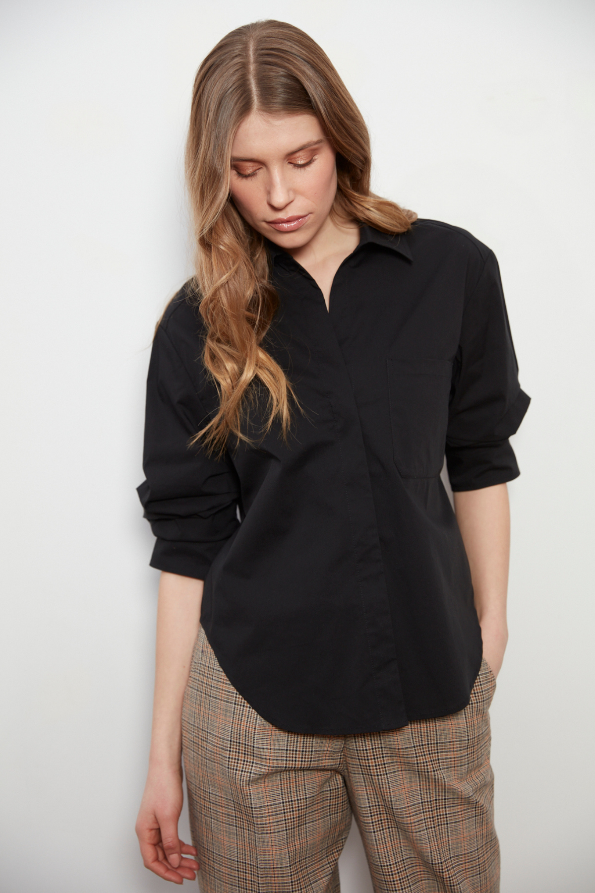 Daria, button-front shirt with ruched sleeves