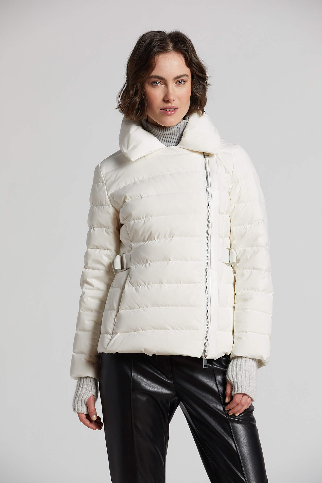 Manteau de duvet ajusté avec boucle latérale, cuir végan & accent de tricot angora Kiki