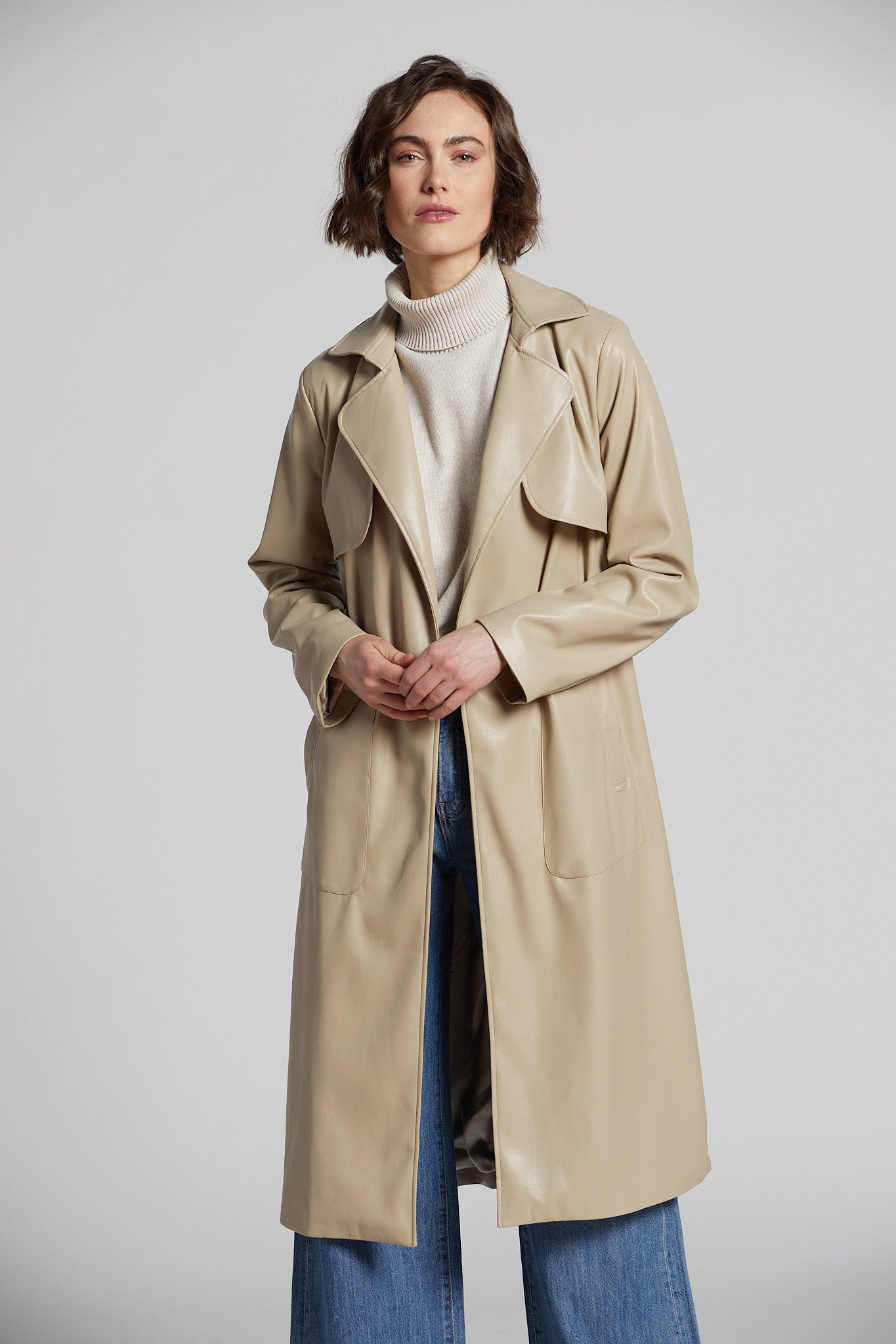 Manteau enveloppant en cuir vegan Nina