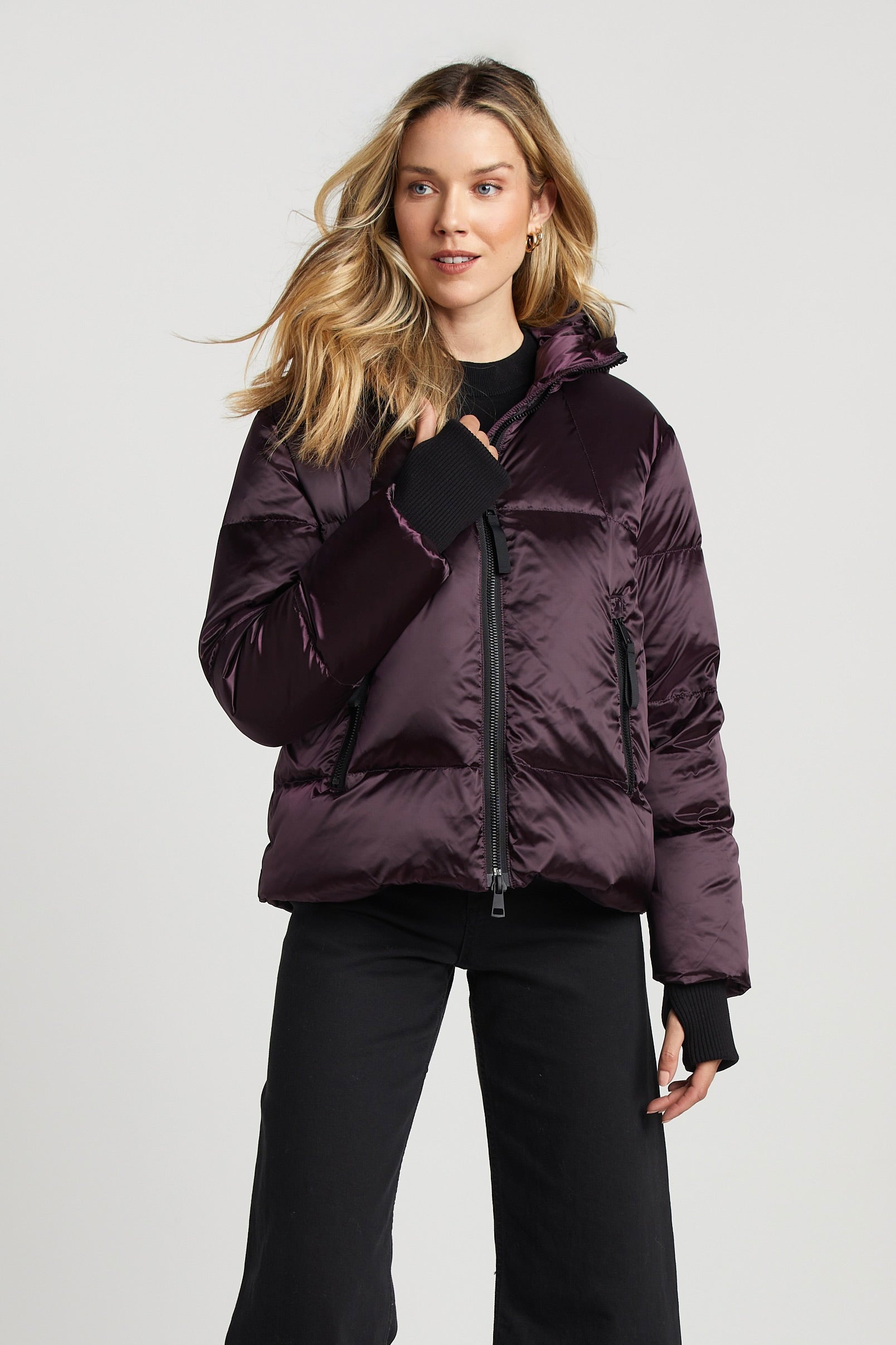 Manteau court en duvet avec capuchon & accent noir Pacific