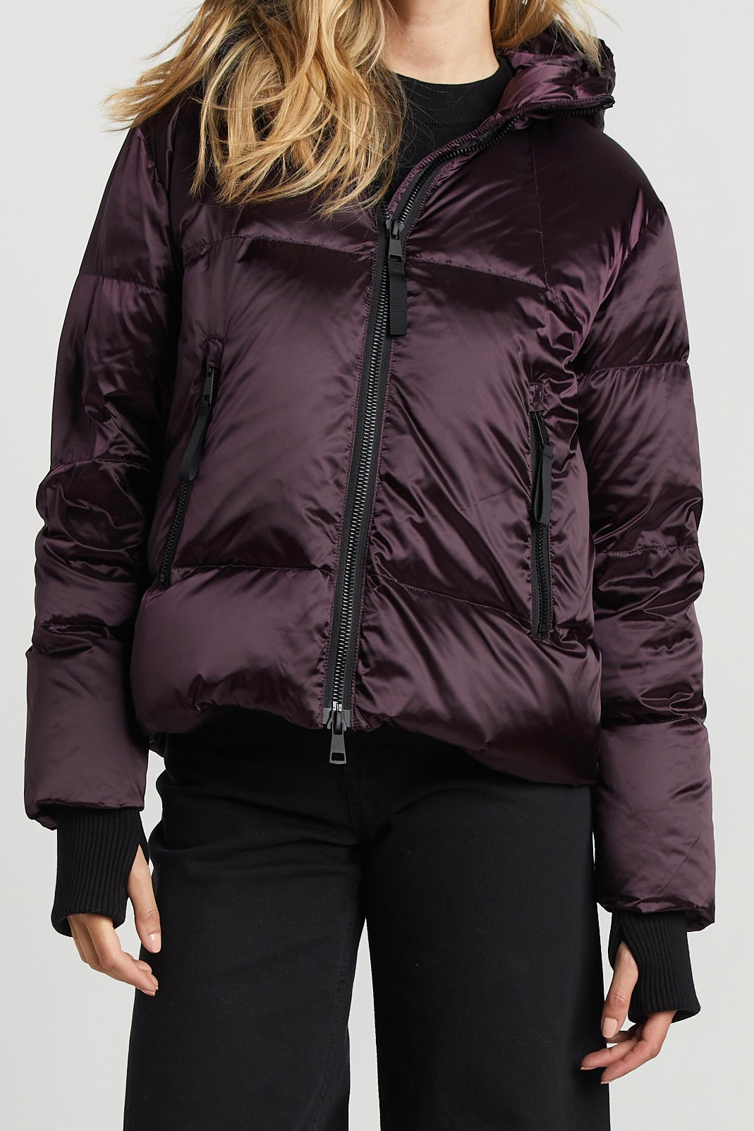 Manteau court en duvet avec capuchon & accent noir Pacific