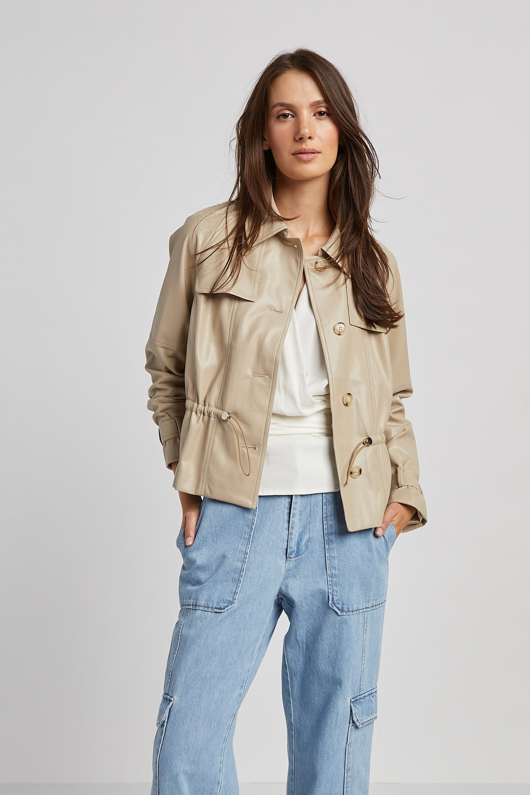 Trench coat court en cuir vegan avec fermeture à boutons sur le devant Rae