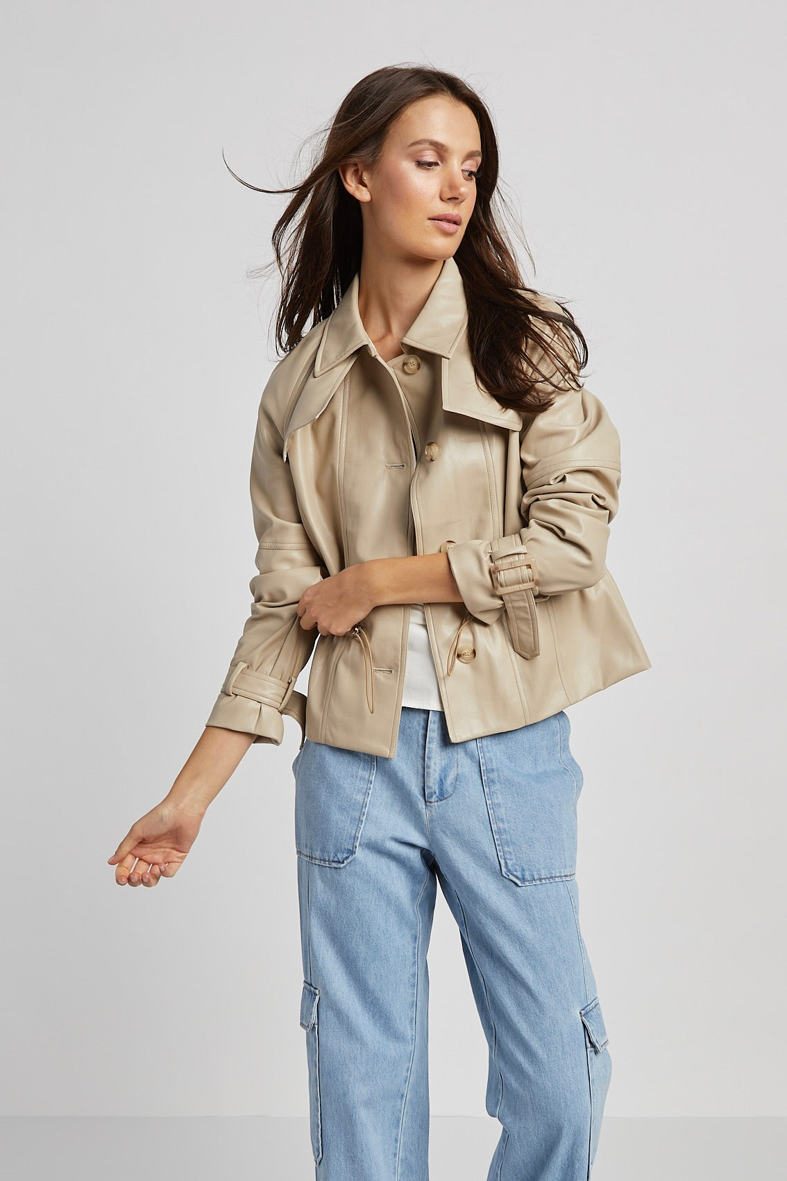 Trench coat court en cuir vegan avec fermeture à boutons sur le devant Rae