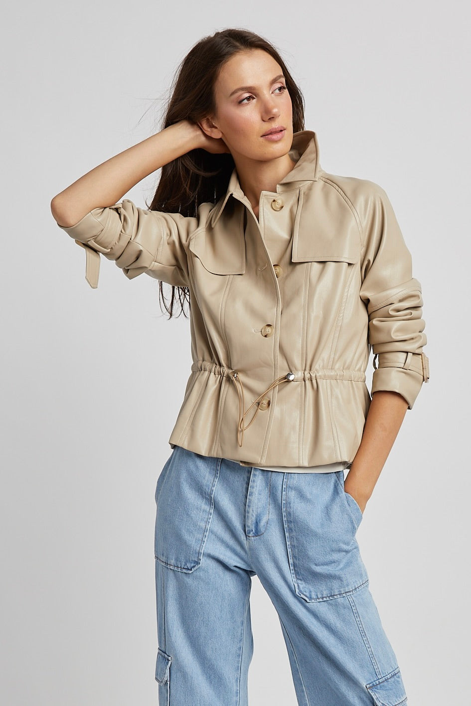 Trench coat court en cuir vegan avec fermeture à boutons sur le devant Rae