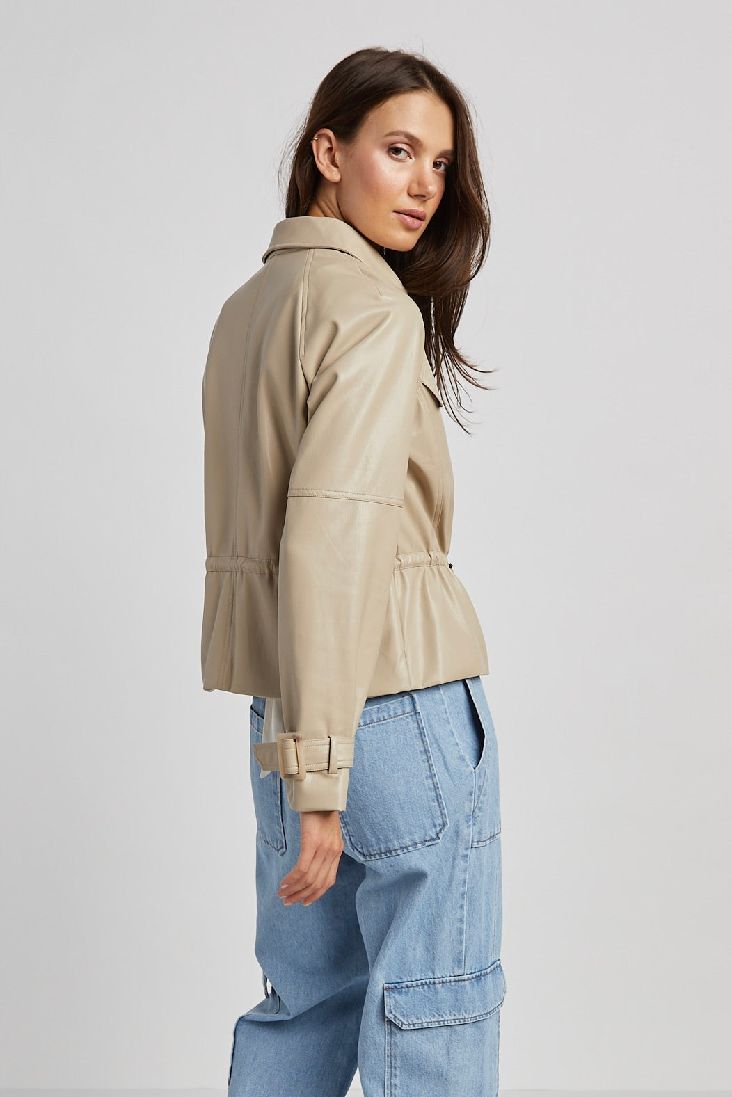 Trench coat court en cuir vegan avec fermeture à boutons sur le devant Rae