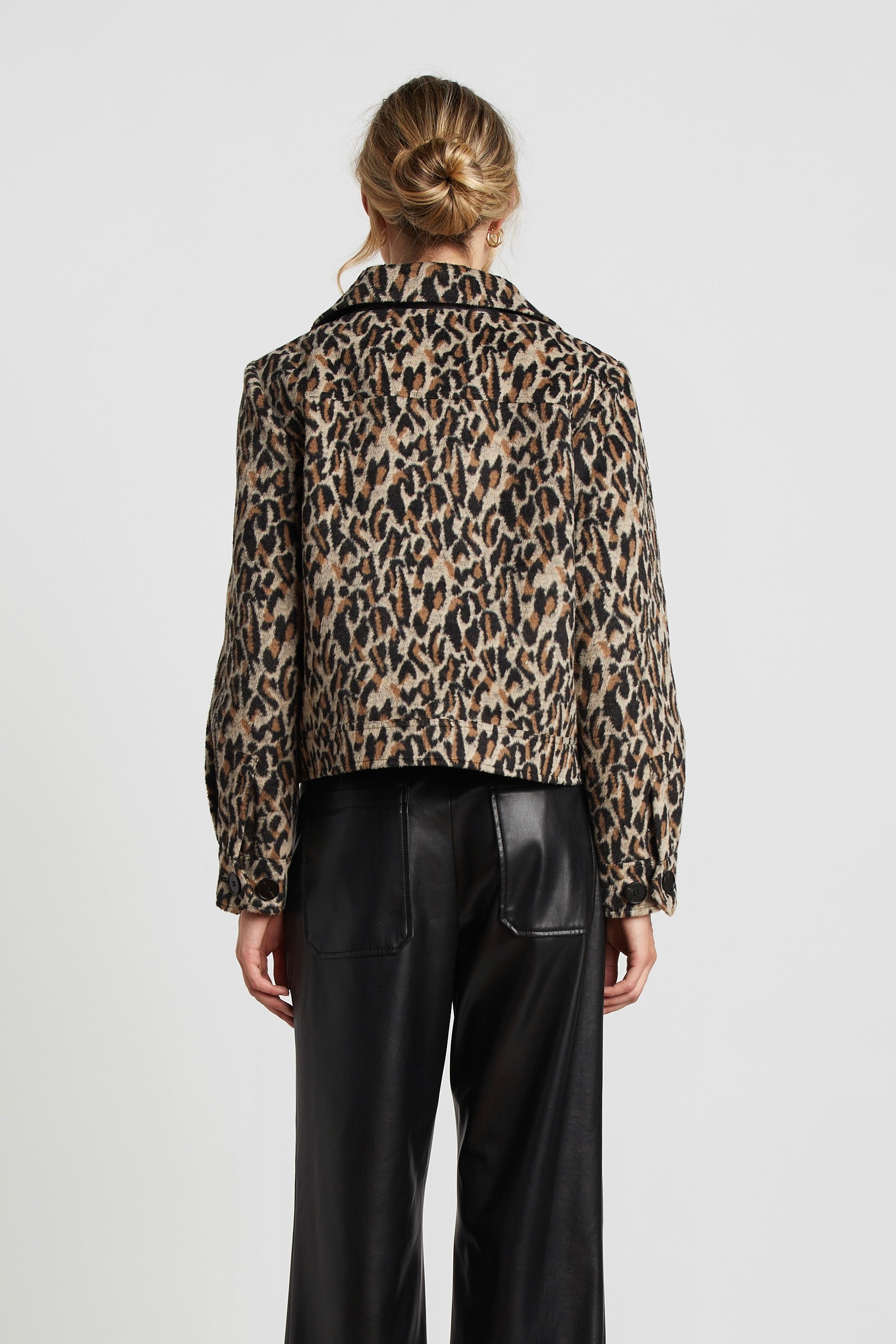 Manteau court en léopard Selena