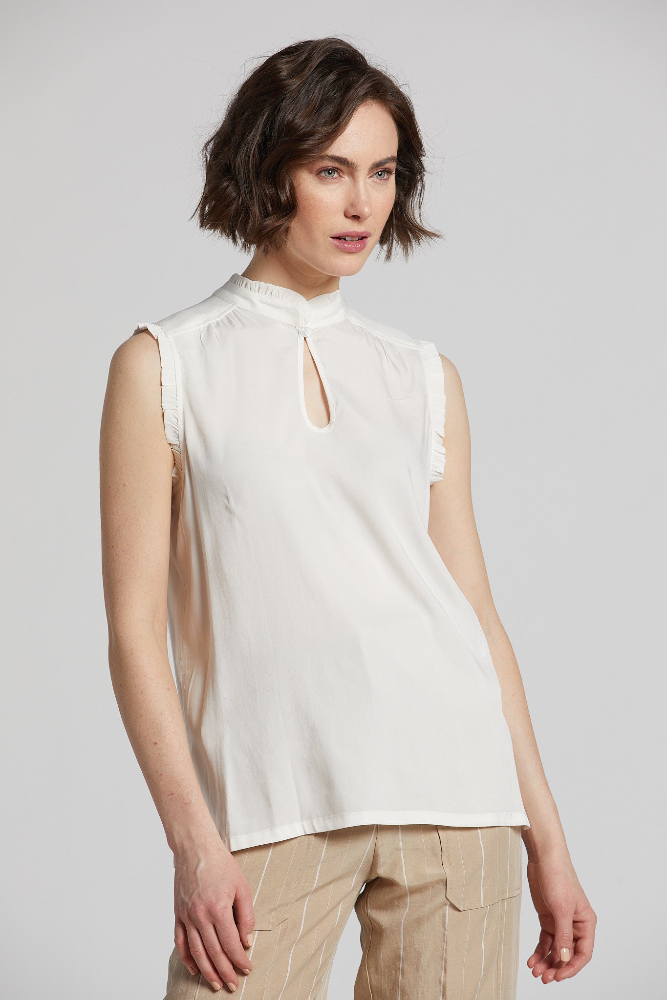 Blouse sans manches Naomi avec détails froncés