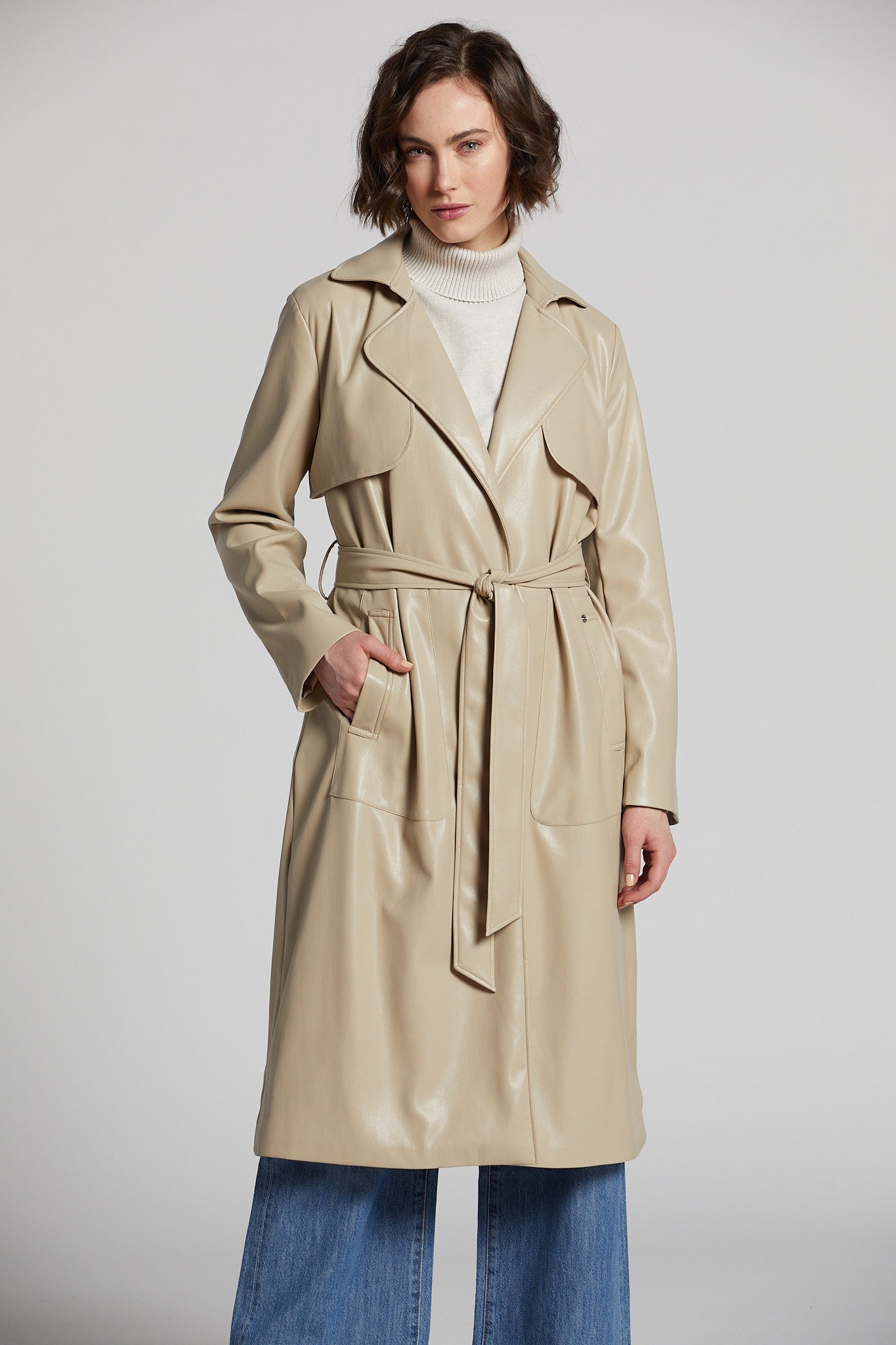 Manteau enveloppant en cuir vegan Nina